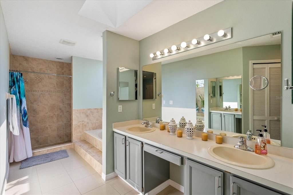 En Venta: $598,000 (3 camas, 2 baños, 2198 Pies cuadrados)
