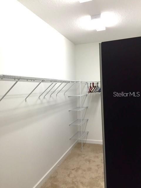 Activo con contrato: $2,600 (4 camas, 3 baños, 2040 Pies cuadrados)