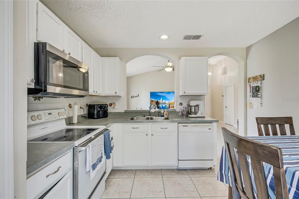 For Sale: $315,000 (3 beds, 2 baths, 1052 Square Feet)