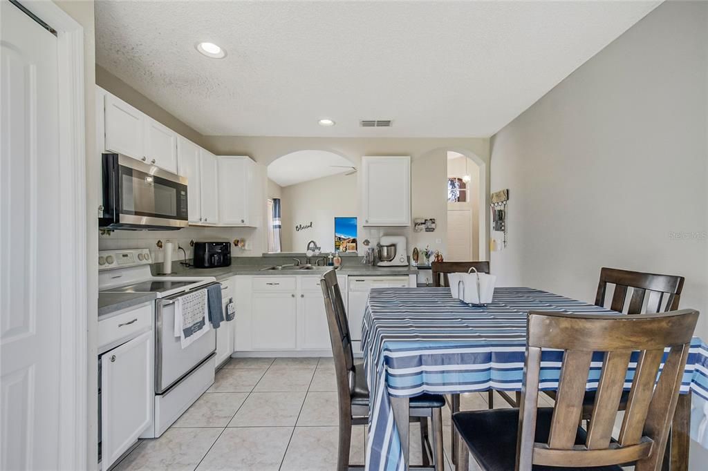 For Sale: $315,000 (3 beds, 2 baths, 1052 Square Feet)