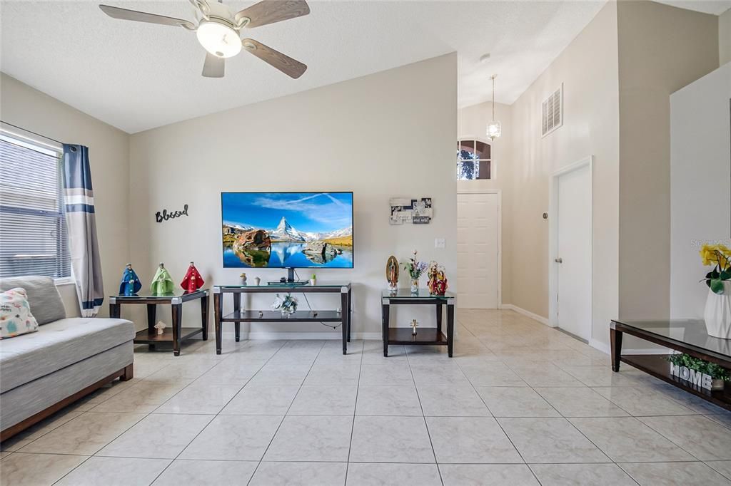For Sale: $315,000 (3 beds, 2 baths, 1052 Square Feet)