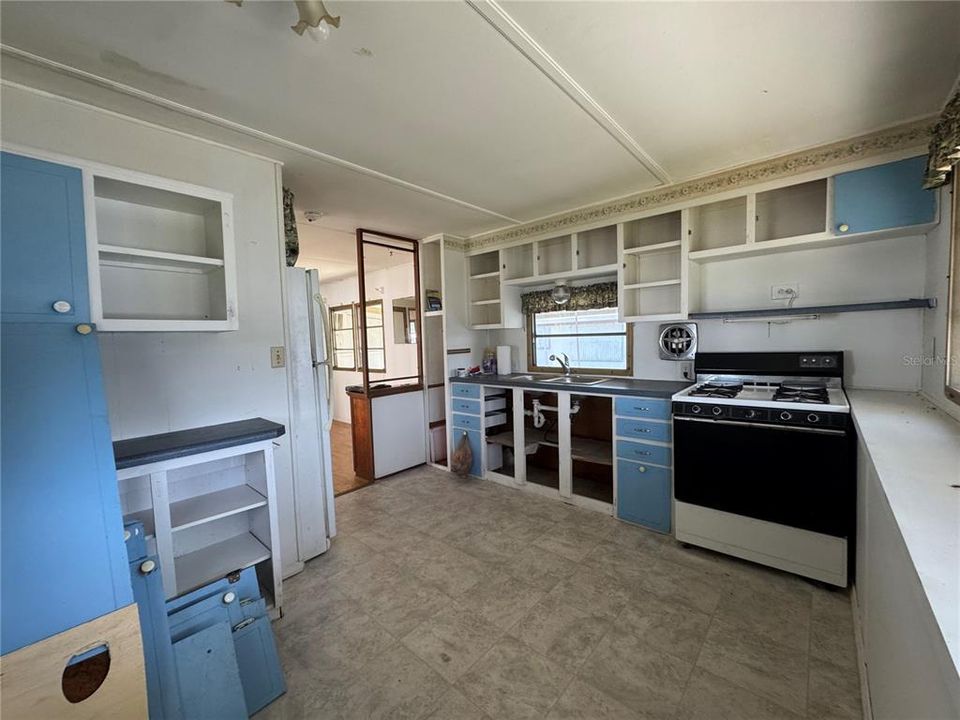 For Sale: $69,000 (2 beds, 1 baths, 744 Square Feet)