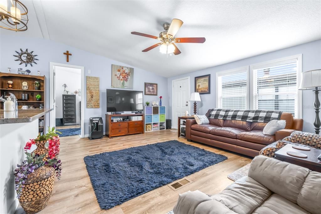 For Sale: $191,000 (3 beds, 2 baths, 1170 Square Feet)