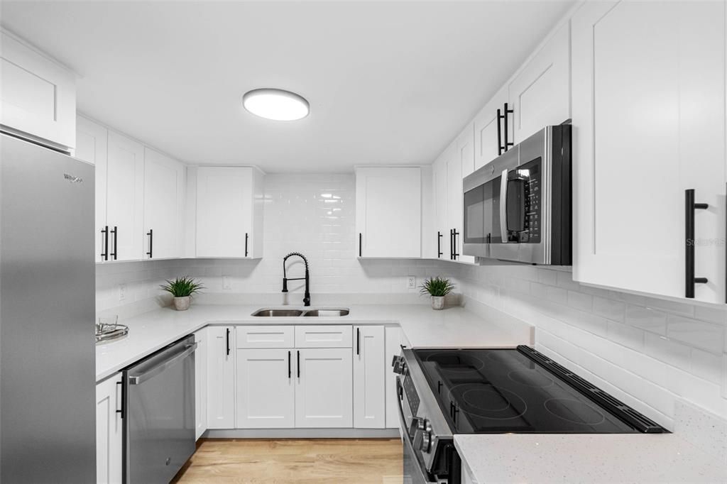 На продажу: $349,900 (2 спален, 2 ванн, 1385 Квадратных фут)