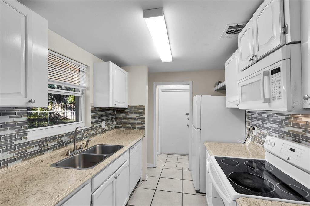 Activo con contrato: $155,900 (2 camas, 2 baños, 1025 Pies cuadrados)