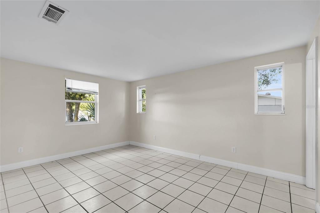 Activo con contrato: $155,900 (2 camas, 2 baños, 1025 Pies cuadrados)