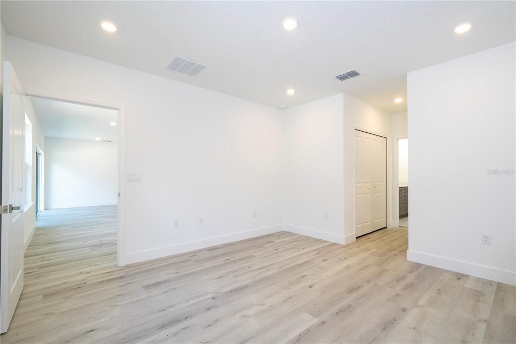 En Venta: $465,000 (4 camas, 2 baños, 1861 Pies cuadrados)
