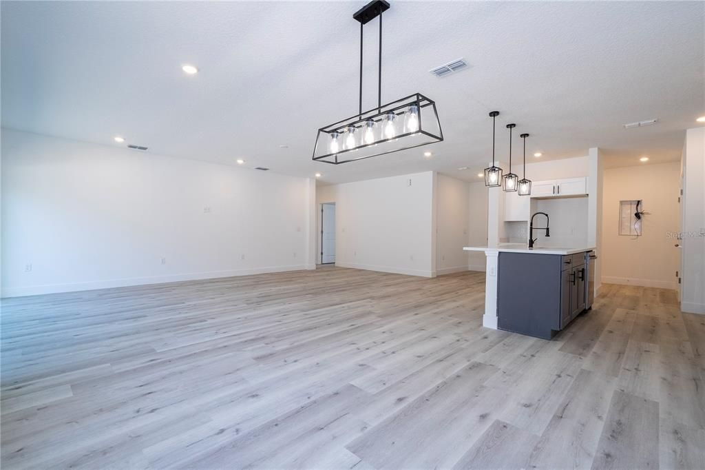 En Venta: $465,000 (4 camas, 2 baños, 1861 Pies cuadrados)