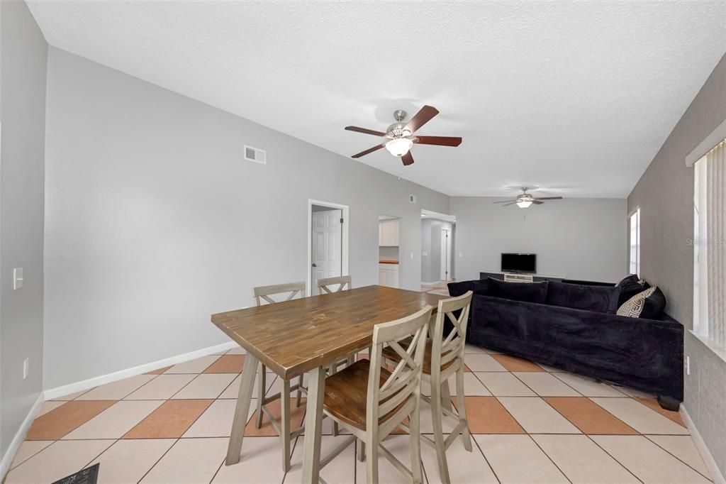 Activo con contrato: $270,000 (3 camas, 2 baños, 1272 Pies cuadrados)