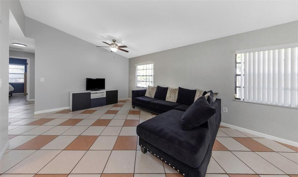 Activo con contrato: $270,000 (3 camas, 2 baños, 1272 Pies cuadrados)
