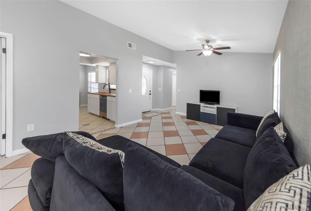 Activo con contrato: $270,000 (3 camas, 2 baños, 1272 Pies cuadrados)
