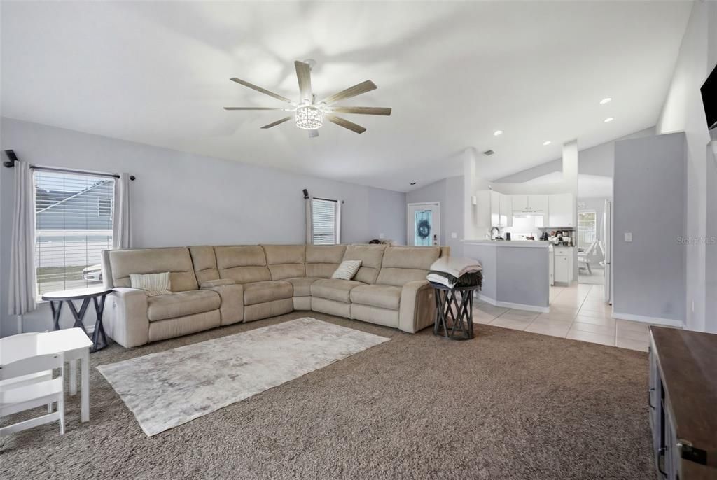 Activo con contrato: $304,900 (3 camas, 2 baños, 1651 Pies cuadrados)