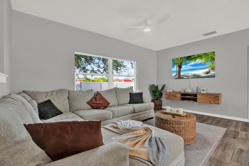 For Sale: $499,000 (3 beds, 3 baths, 1490 Square Feet)
