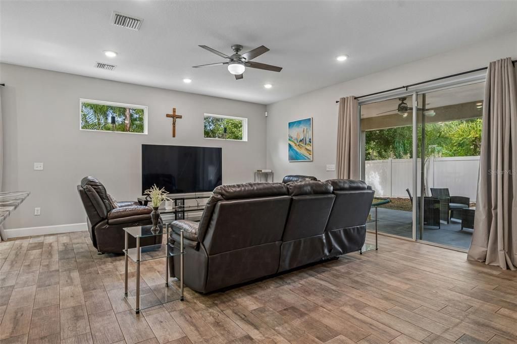 En Venta: $589,000 (4 camas, 3 baños, 2521 Pies cuadrados)
