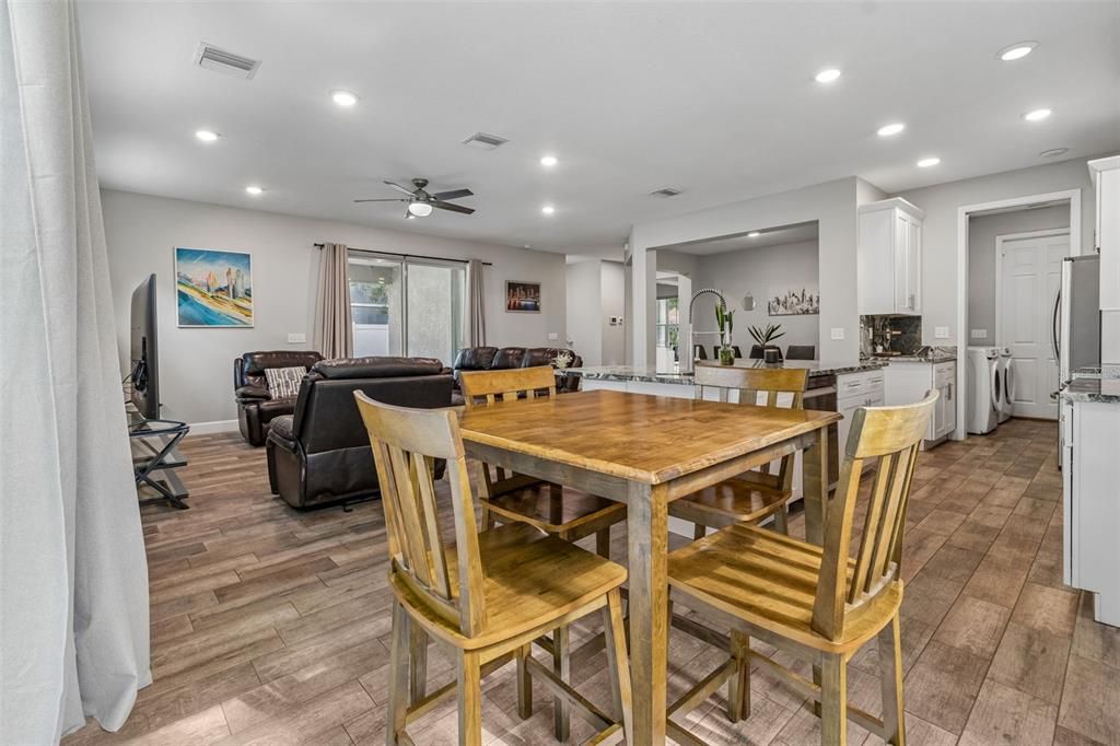 En Venta: $589,000 (4 camas, 3 baños, 2521 Pies cuadrados)