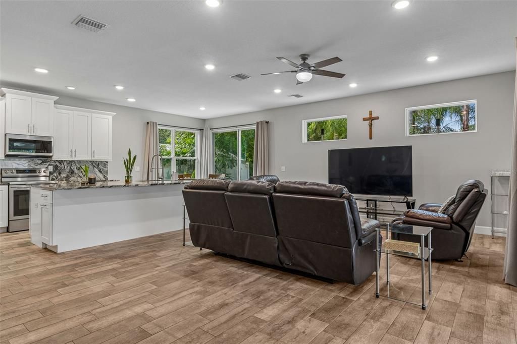 En Venta: $589,000 (4 camas, 3 baños, 2521 Pies cuadrados)