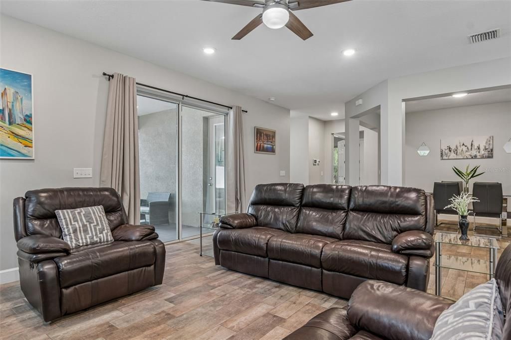 En Venta: $589,000 (4 camas, 3 baños, 2521 Pies cuadrados)