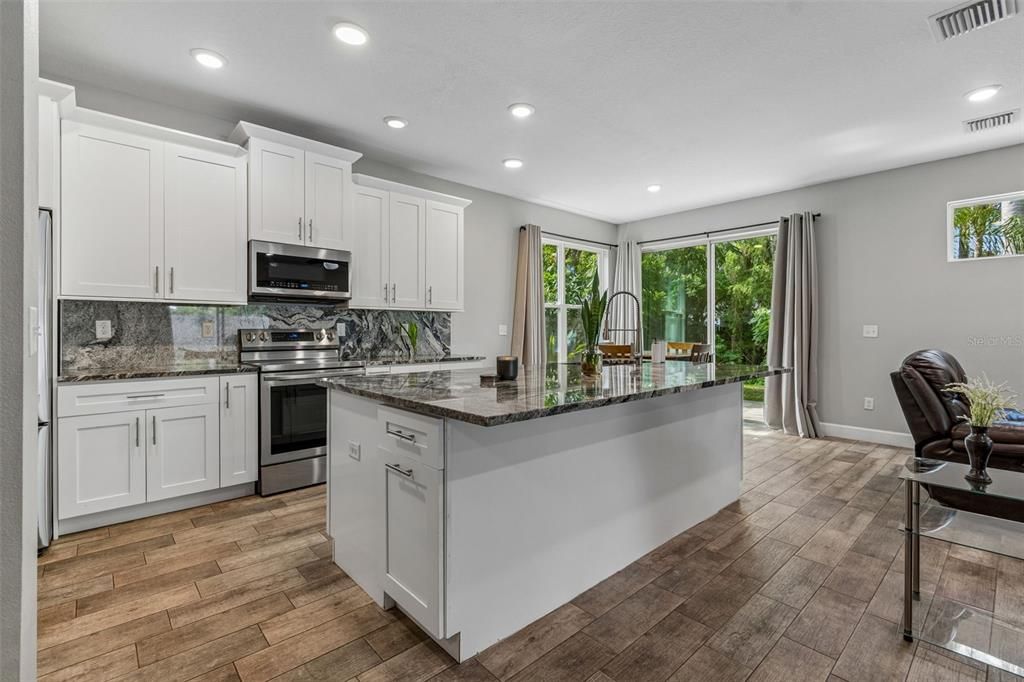 En Venta: $589,000 (4 camas, 3 baños, 2521 Pies cuadrados)