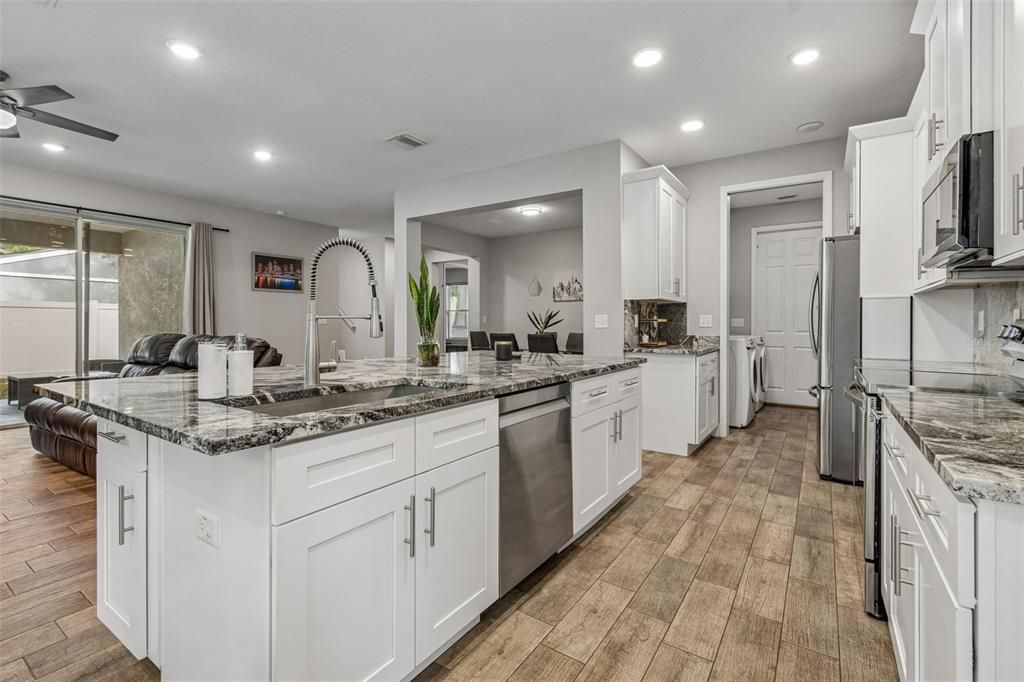 En Venta: $589,000 (4 camas, 3 baños, 2521 Pies cuadrados)