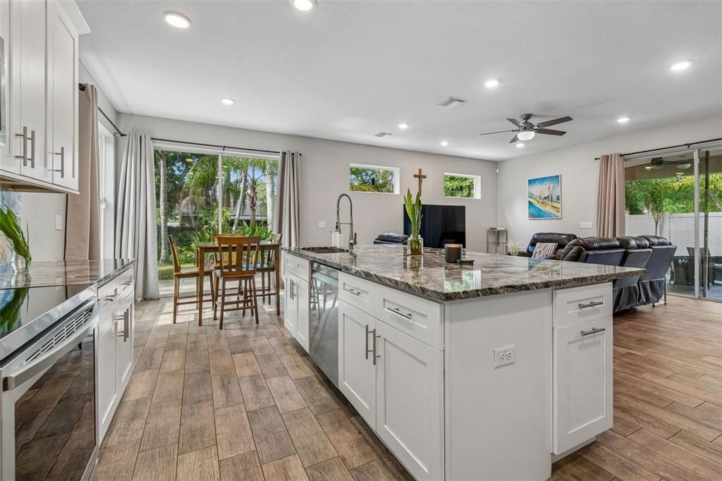 En Venta: $589,000 (4 camas, 3 baños, 2521 Pies cuadrados)