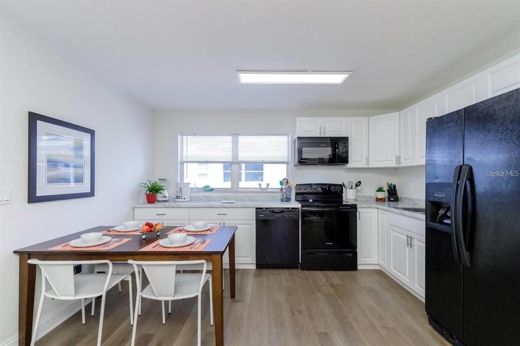 For Rent: $2,250 (2 beds, 1 baths, 950 Square Feet)