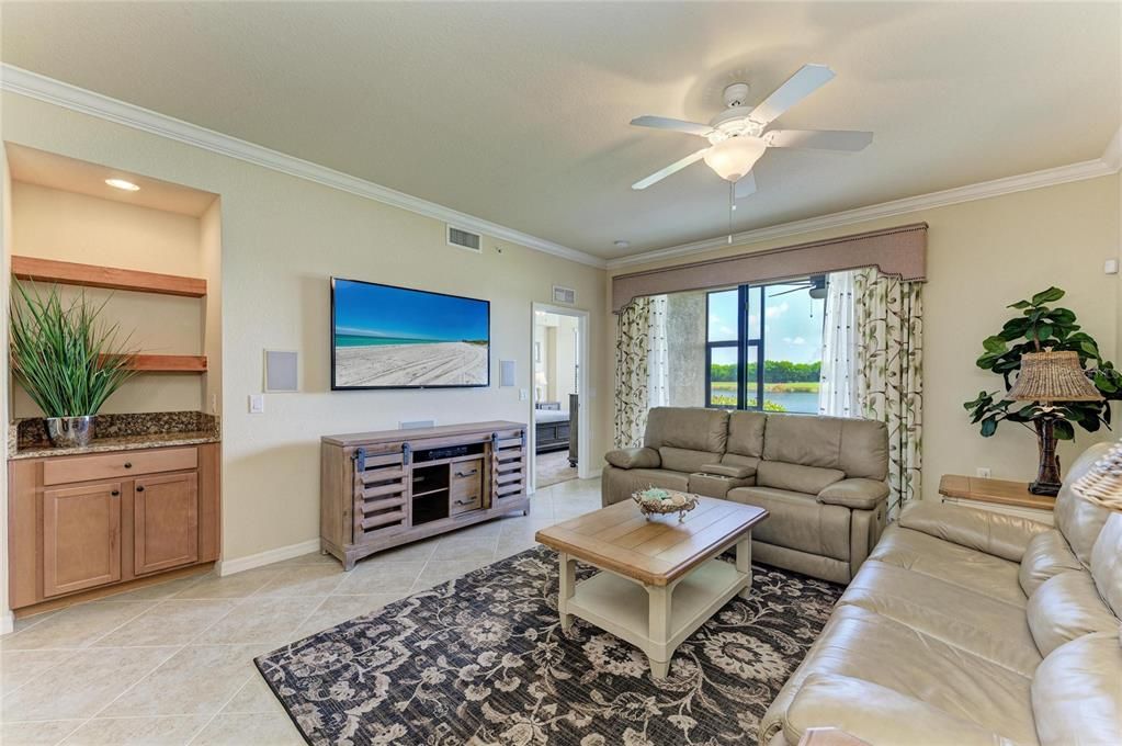 For Sale: $326,900 (2 beds, 2 baths, 1561 Square Feet)