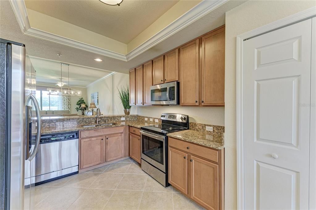 For Sale: $326,900 (2 beds, 2 baths, 1561 Square Feet)