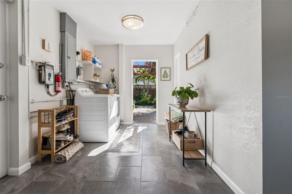 En Venta: $650,000 (3 camas, 3 baños, 1967 Pies cuadrados)