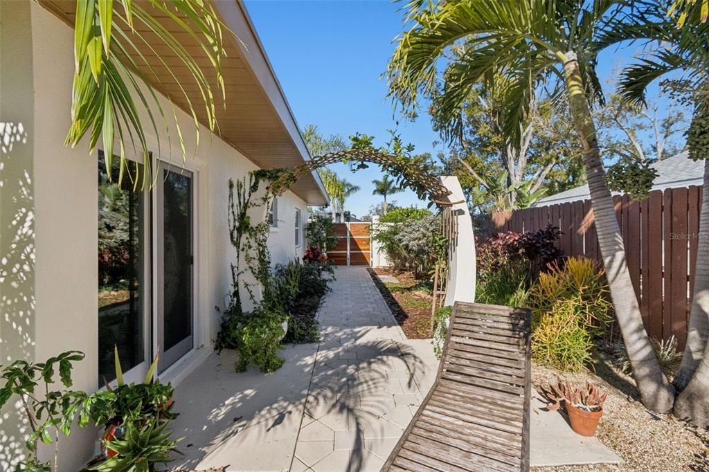 En Venta: $650,000 (3 camas, 3 baños, 1967 Pies cuadrados)