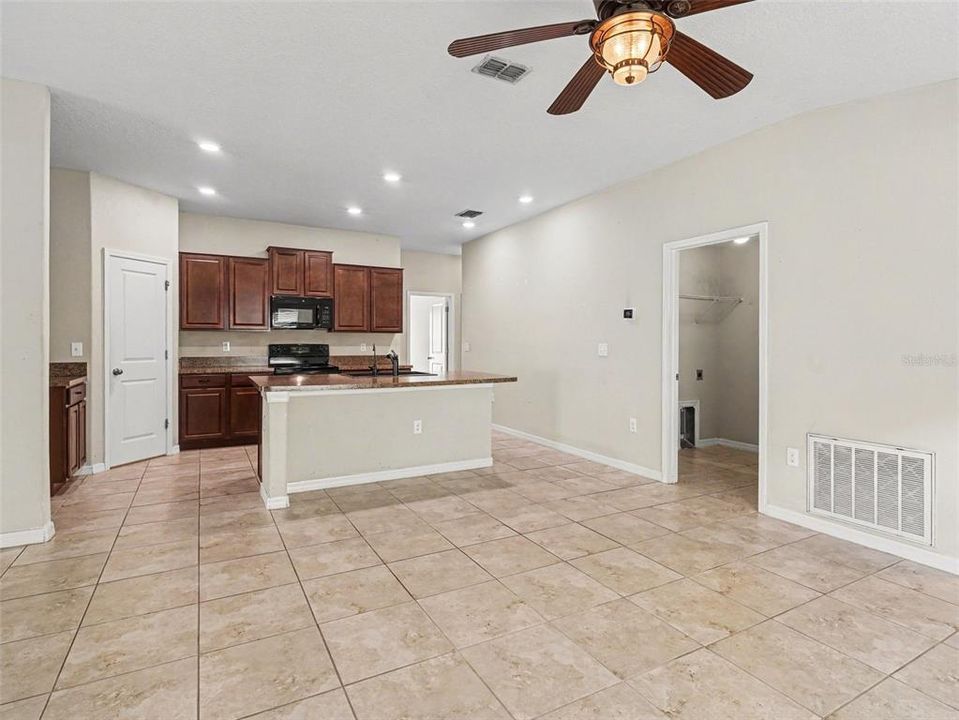 En Venta: $315,000 (4 camas, 2 baños, 1838 Pies cuadrados)