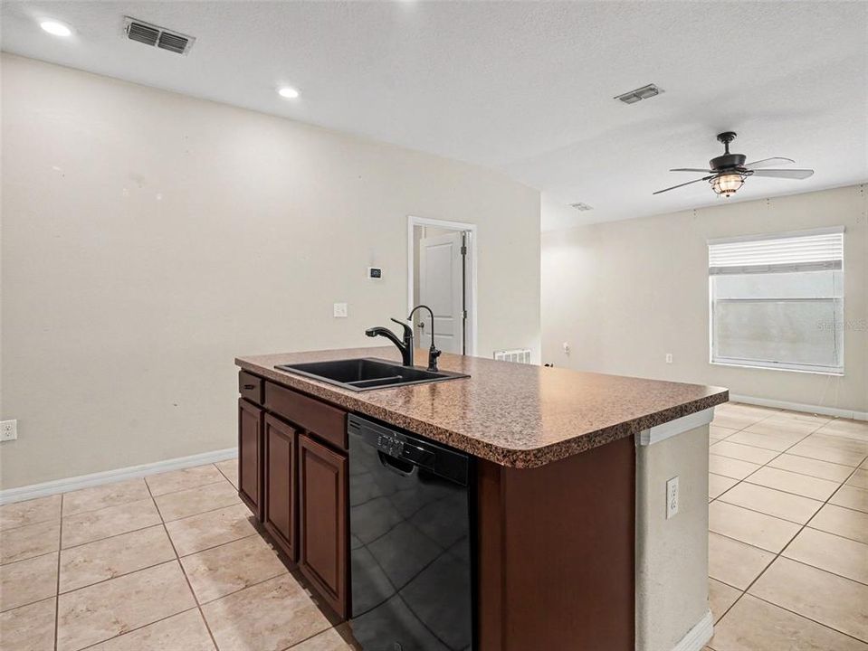En Venta: $315,000 (4 camas, 2 baños, 1838 Pies cuadrados)