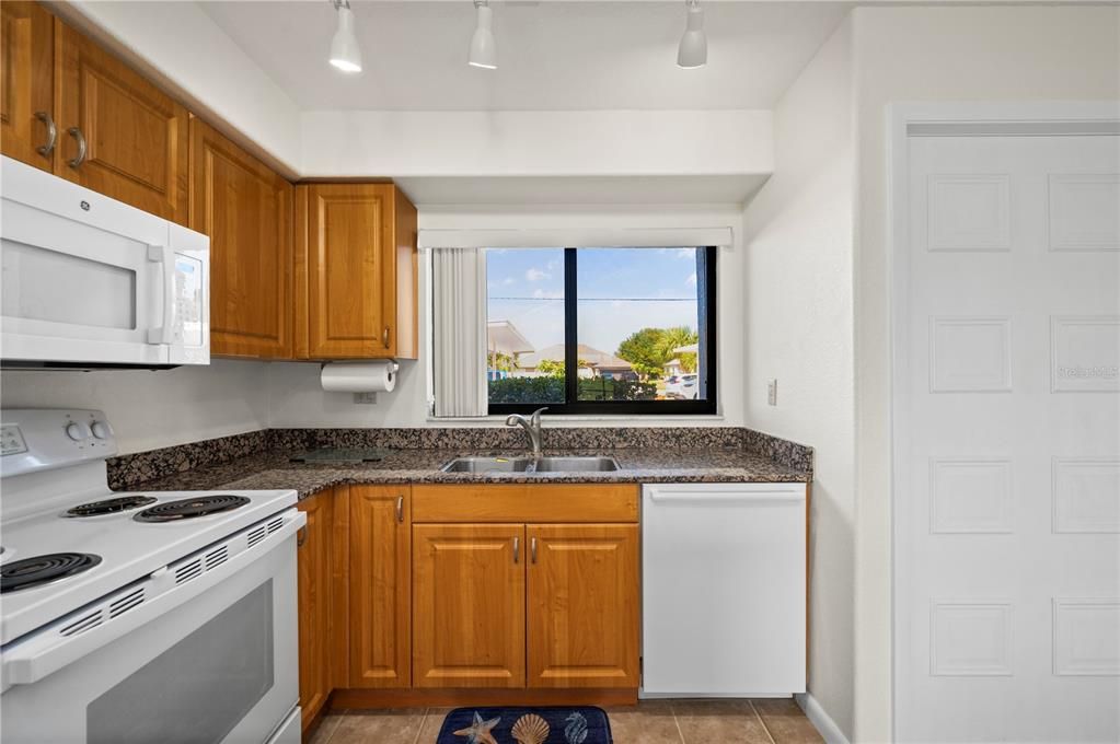 For Sale: $169,000 (2 beds, 2 baths, 1023 Square Feet)