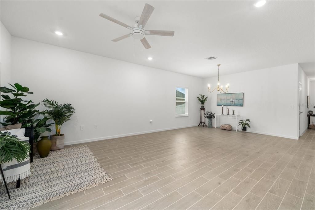 En Venta: $352,800 (4 camas, 3 baños, 1947 Pies cuadrados)