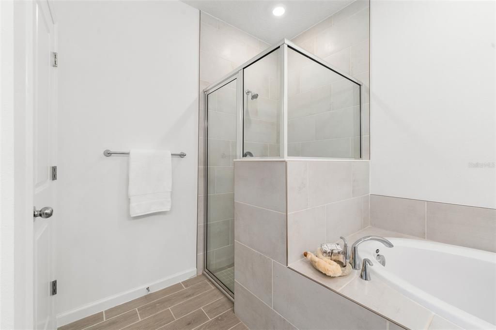 En Venta: $352,800 (4 camas, 3 baños, 1947 Pies cuadrados)
