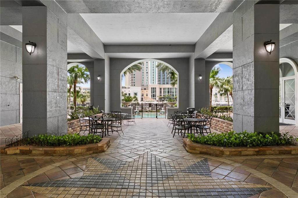 For Sale: $419,900 (2 beds, 1 baths, 967 Square Feet)