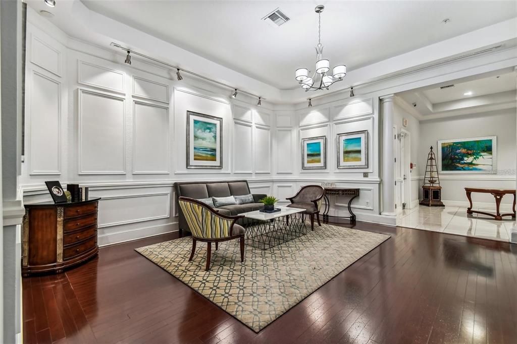 For Sale: $419,900 (2 beds, 1 baths, 967 Square Feet)