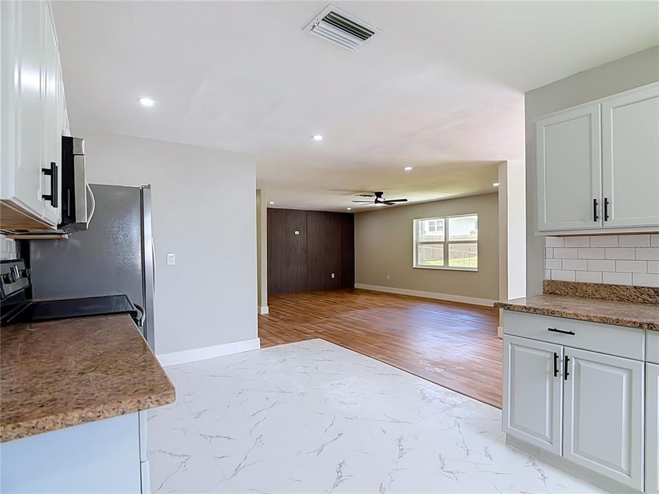 For Sale: $319,900 (3 beds, 2 baths, 1604 Square Feet)