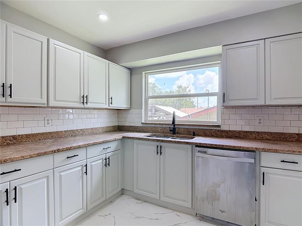 For Sale: $319,900 (3 beds, 2 baths, 1604 Square Feet)