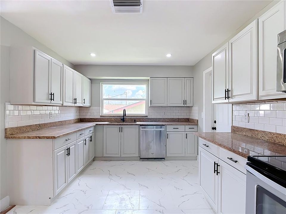 For Sale: $319,900 (3 beds, 2 baths, 1604 Square Feet)