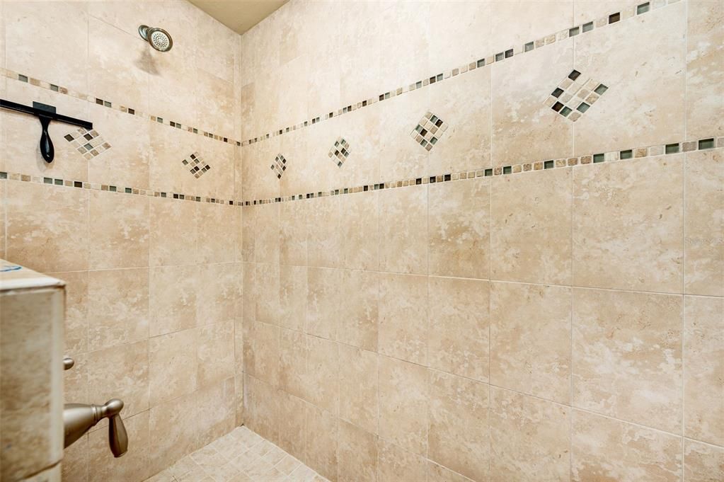 En Venta: $729,900 (4 camas, 2 baños, 2630 Pies cuadrados)