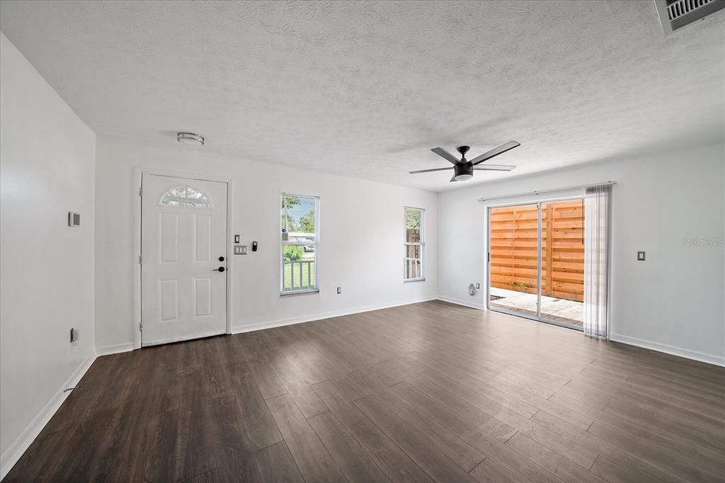 For Rent: $2,000 (2 beds, 1 baths, 1059 Square Feet)
