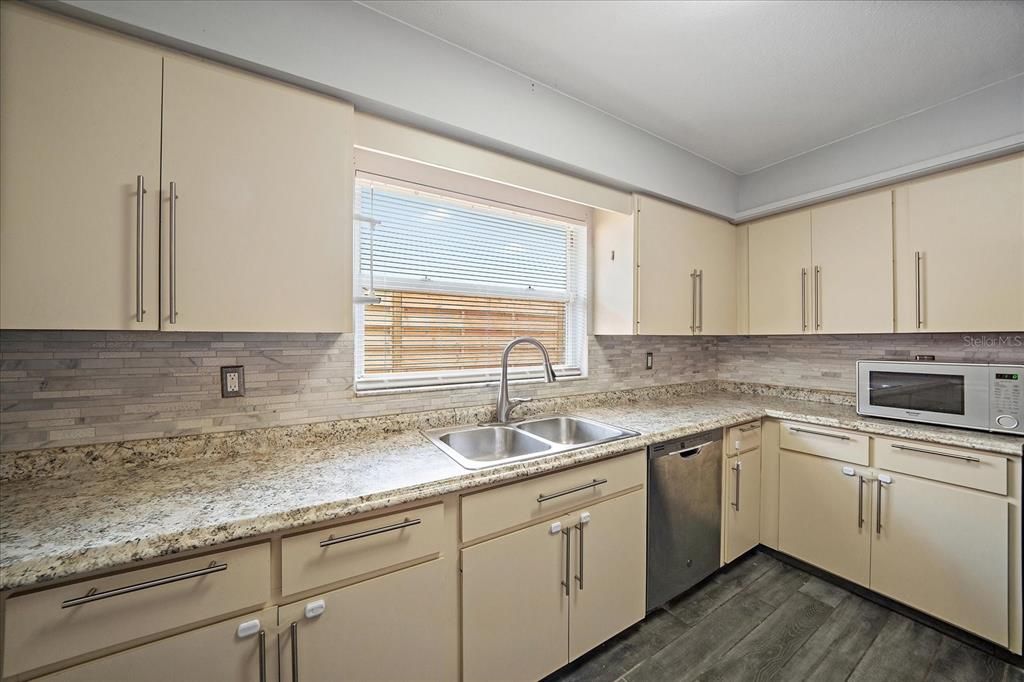 For Rent: $2,000 (2 beds, 1 baths, 1059 Square Feet)