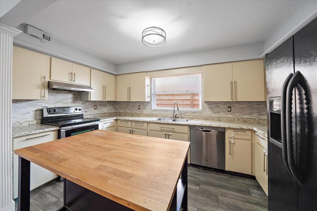 For Rent: $2,000 (2 beds, 1 baths, 1059 Square Feet)