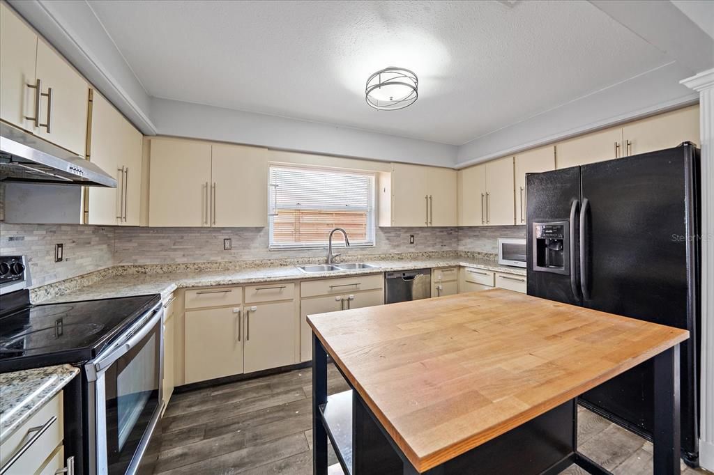 For Rent: $2,000 (2 beds, 1 baths, 1059 Square Feet)