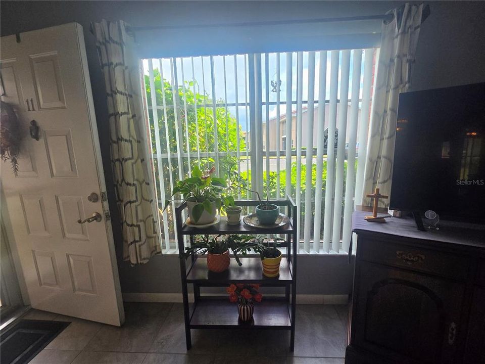 For Rent: $1,300 (2 beds, 2 baths, 935 Square Feet)