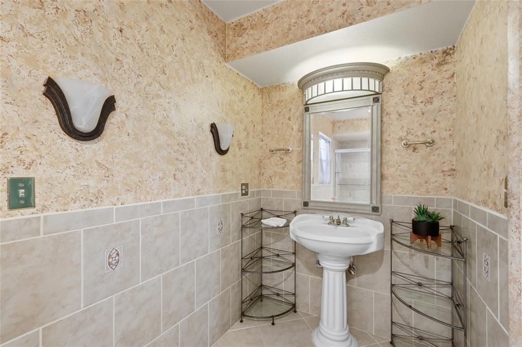 For Sale: $238,000 (2 beds, 2 baths, 1361 Square Feet)