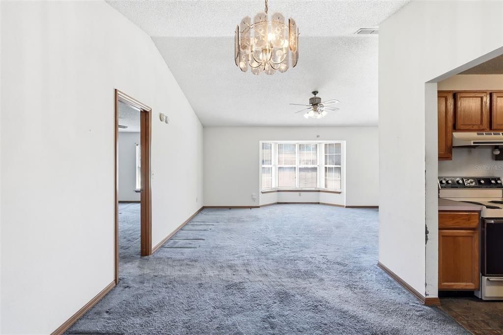Под контрактом: $289,900 (3 спален, 2 ванн, 1834 Квадратных фут)
