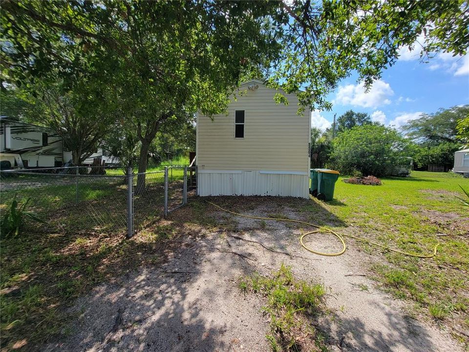 For Sale: $99,000 (2 beds, 2 baths, 728 Square Feet)