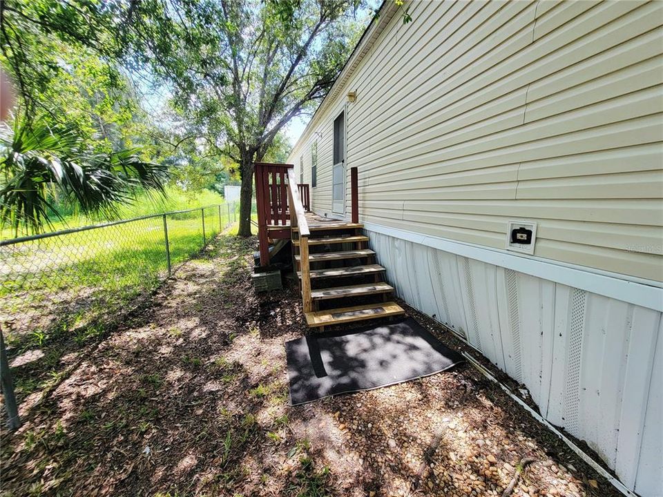 For Sale: $99,000 (2 beds, 2 baths, 728 Square Feet)