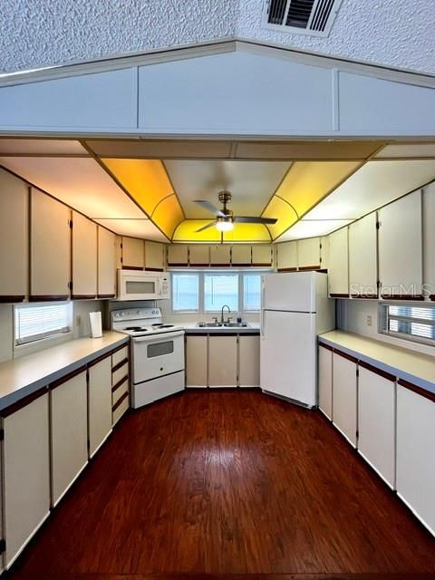 На продажу: $129,900 (1 спален, 1 ванн, 476 Квадратных фут)
